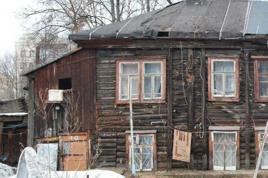 бараки лесобаза тюмень. бараки на педагогической улице в екатеринбурге. стройка фото. старинный дом за стеклом тамбов. томск ул.