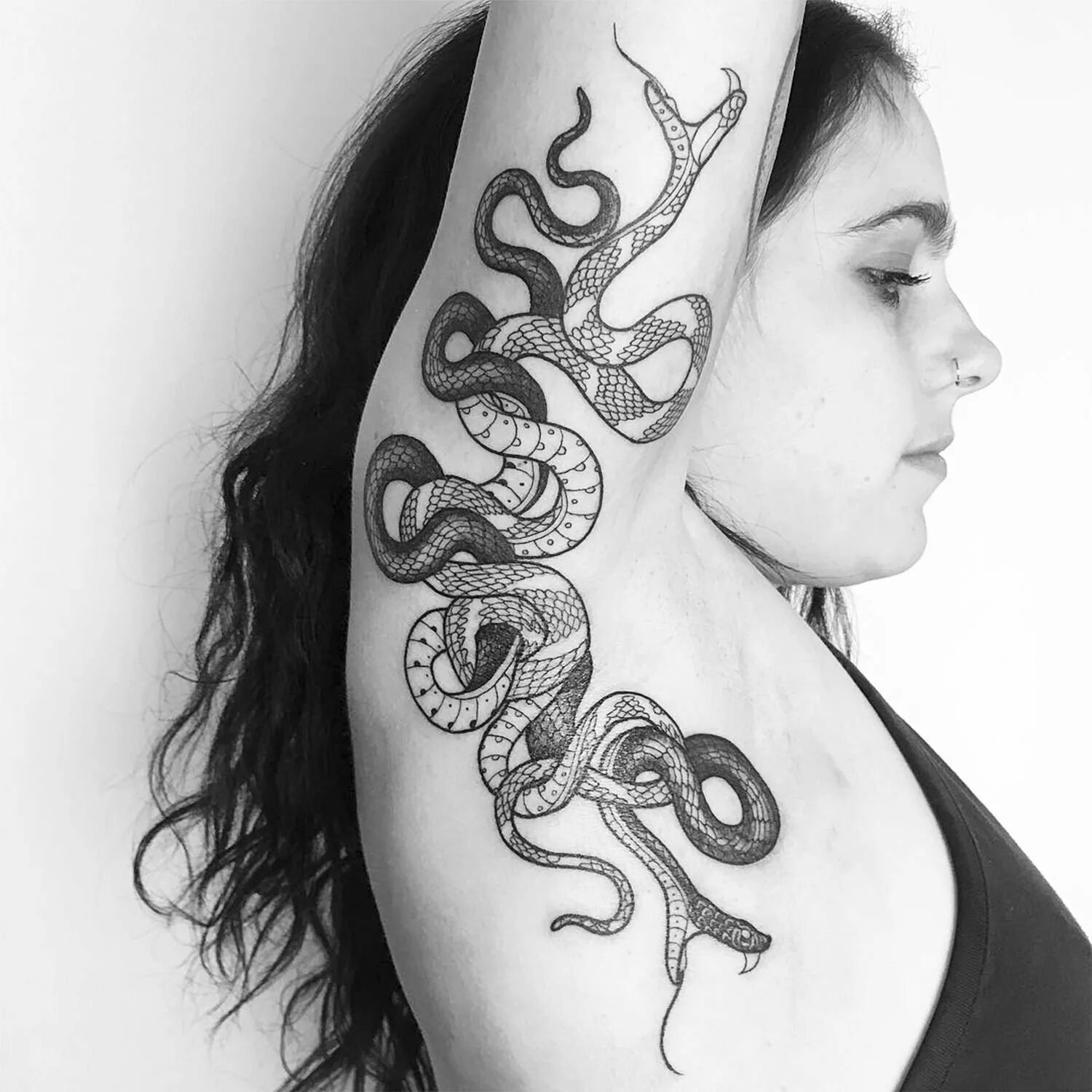 Татуировки змеи для девушек. Тату змея на шее. Тату змея для девушек. Татуировки на шее для девушек. Тату змея на плече у девушки.