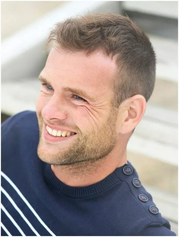 Мужские стрижки для редких волос с залысинами. Чарли ханнэм короткая стрижка. Стрижки для мужчин с залысинами. Стрижки для мужчин. Короткие прически мужские с залысинами.