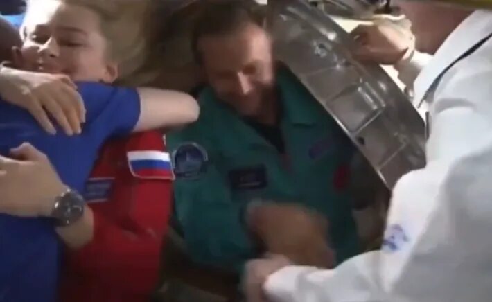 Вызов пересильд выходила в космос. Юлия пересильд олег новицкий. юлия пересильд космонавт. юлия пересильд после космоса. пересильд на мкс.