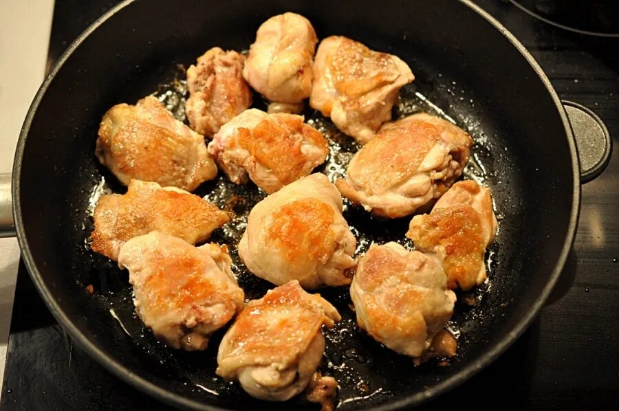 Курица кусочками в кастрюле. Жареная курица на сковороде. Кусочки жареной курицы. Куриное филе натсковородке. Жареное куриное филе.