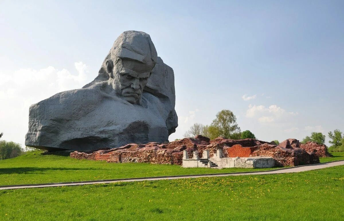 Памятники войны в беларуси. Мемориал Брестская крепость-герой. Брест мемориальный комплекс Брестская крепость-герой. Крепость-герой Брест памятники. Мемориал Брестская крепость Беларуси.