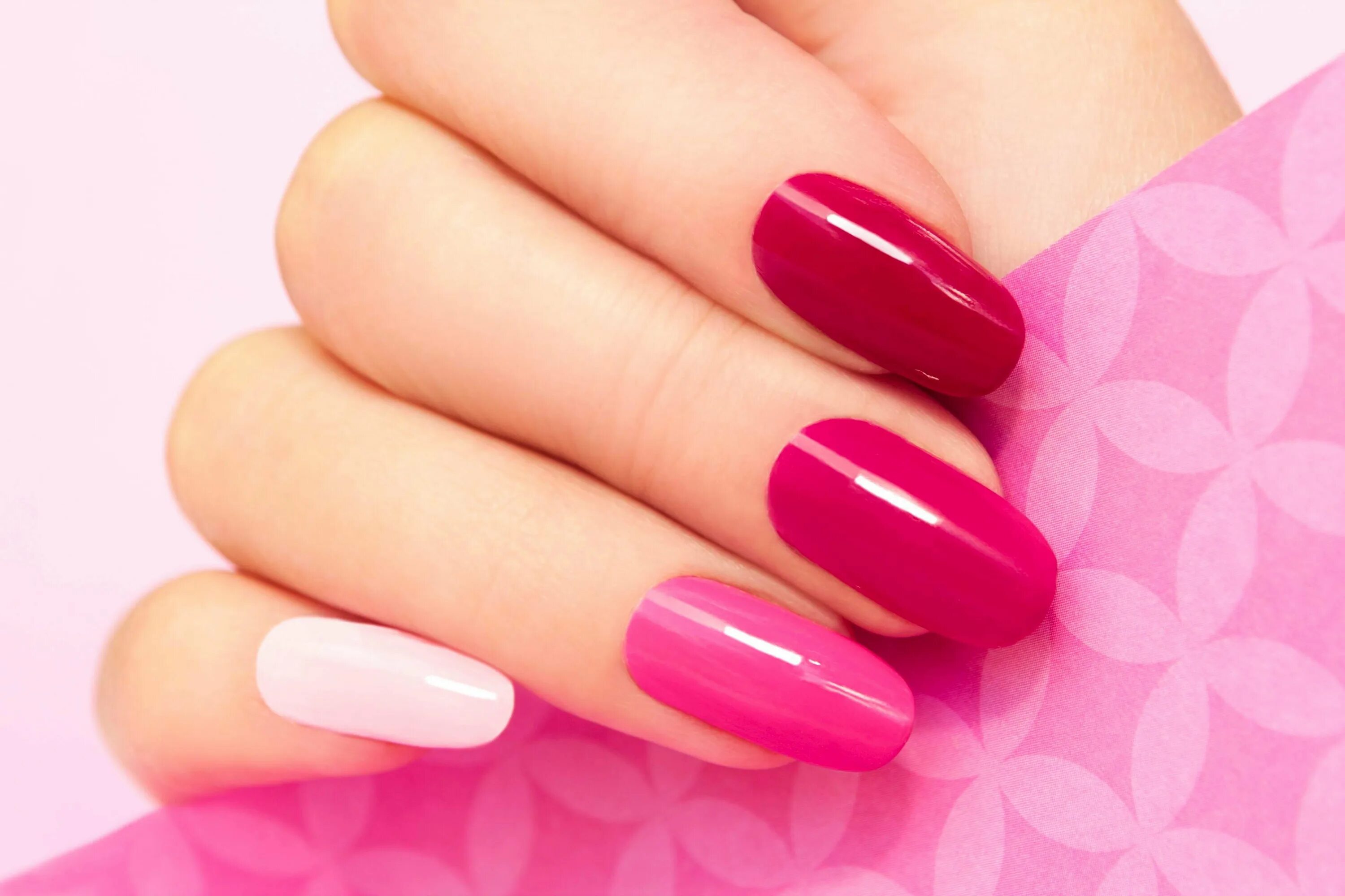 Гель для ногтей nail. Маникюр. Красивые ногти. Розовые ногти. Яркий розовый маникюр.