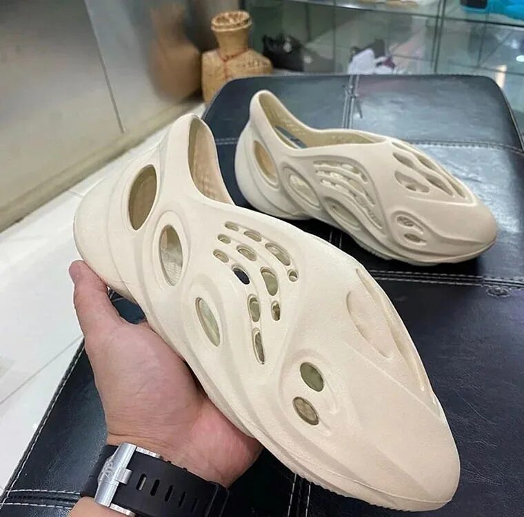 Кроссовки Yeezy Foam Runner. Adidas Yeezy Foam. Кроссовки adidas Yeezy Foam. Тапочки adidas Yeezy Foam Runner. Адидас с дырками