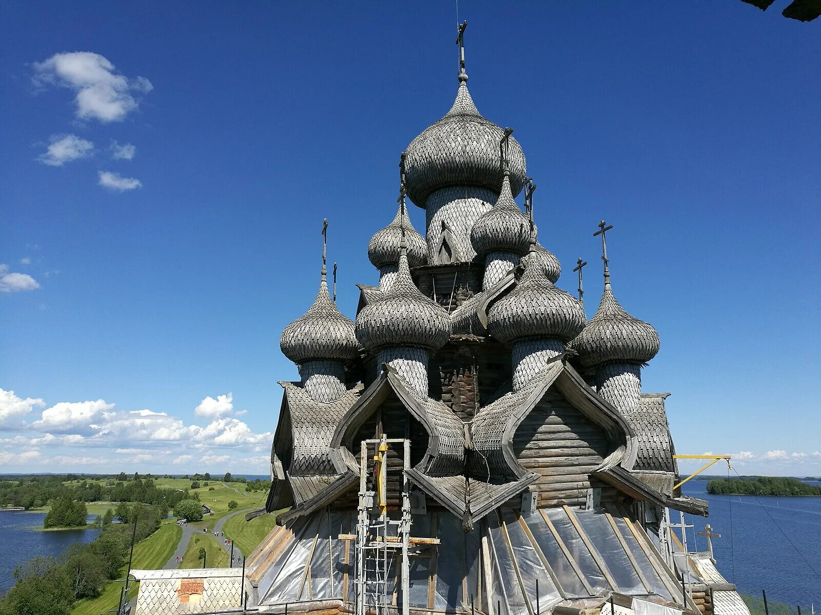 Кижи сколько куполов. Кижи церковь преображения господня. церковь преображения господня на острове кижи. кижский погост преображенская церковь. преображенская церковь в кижах.