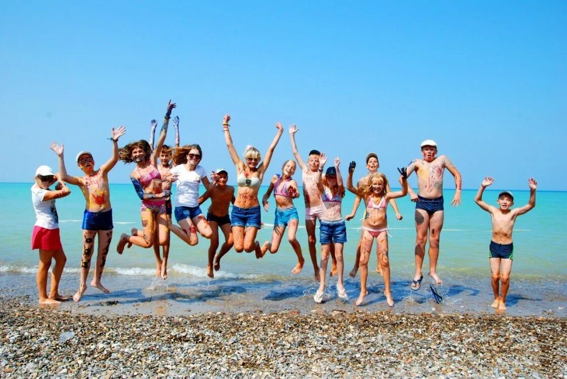 Летний лагерь чайка туапсе. Дети в лагере на море. Лагерь для детей на море 2024. Купание детей в лагере. Лагерь для детей на море 2024.