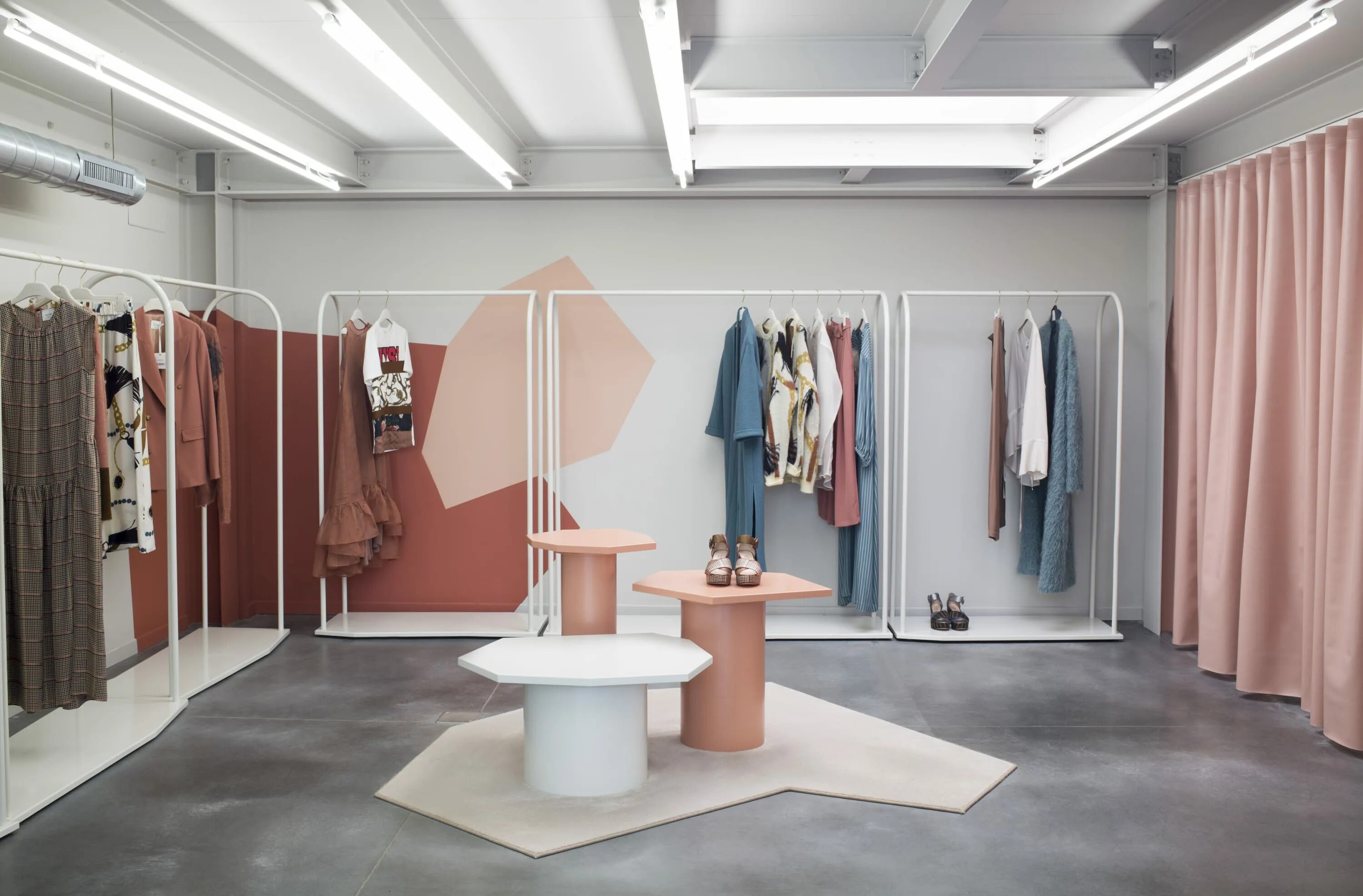 под шоу рум. интерьер шоурума женской одежды. дизайн интерьера магазина. Ushatava шоу рум. реклама шоурума.