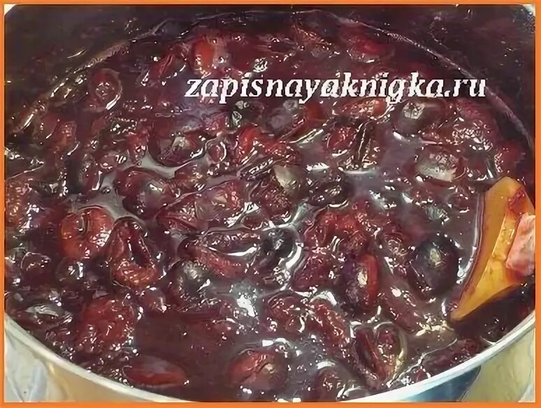 Соус из терна к мясу. Соус из терна фото.