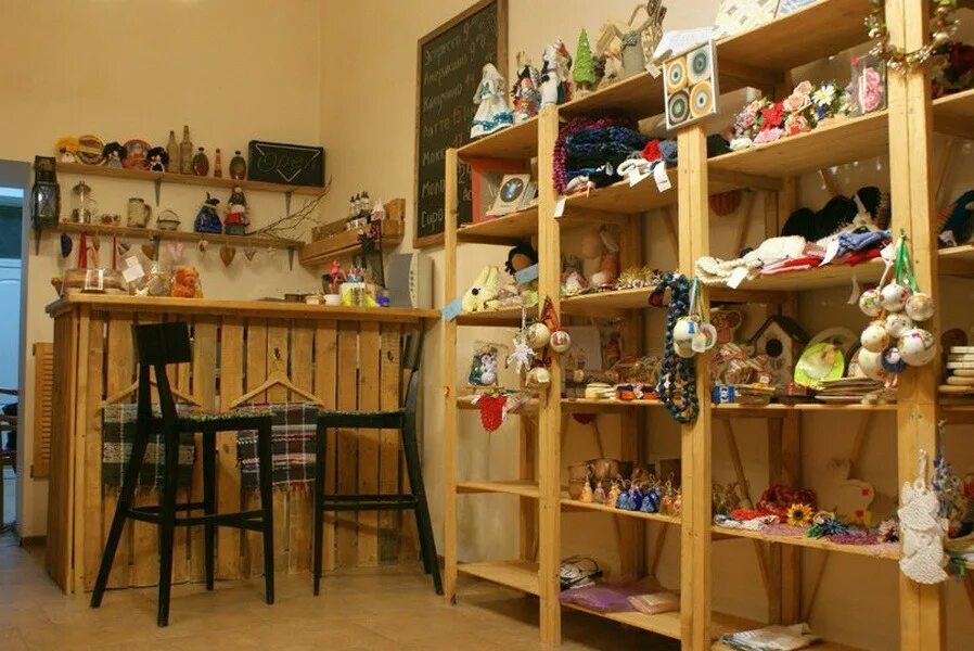 Интерьер магазина. Студии ручной работы. Интерьер магазина хенд мейд. Магазин необычных подарков. Интерьер магазина сувениров.