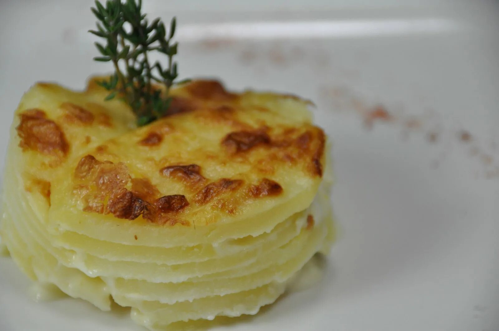 Гратен дофинуа. Гратен Дофинуа Gratin dauphinois. Картофель гратен Дофинуа. Гратен Дофинуа классический. Гратен Дофинуа подача.