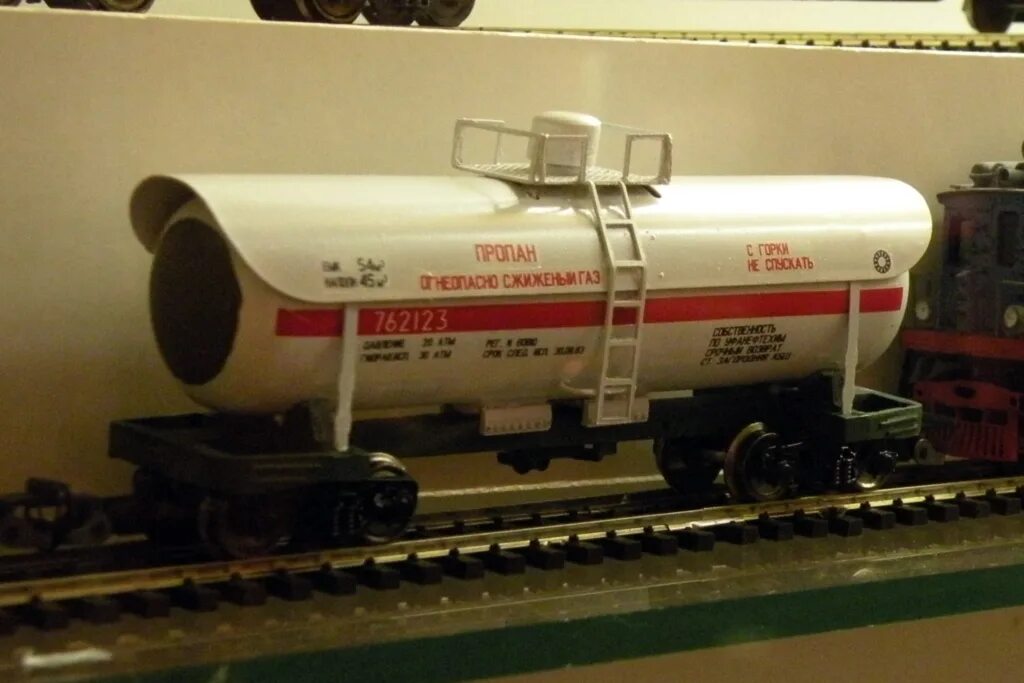 теневая защита цистерн. 4-осная цистерна для перевозки фенола модель 15-1603. в цистерне защита. модель цистерны 15-558с. цистерна с верхним сливом модель 15-1226 диаметр люка.