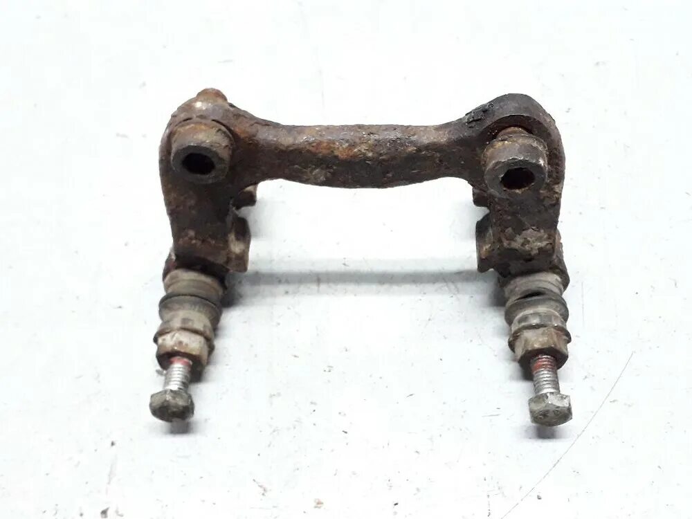 Скобы 312 ауди а1. Ауди а6 с5 скоба. Ауди а6 с5 скоба. Ауди а6 с5 скоба. Скоба переднего суппорта ауди а6 с5.