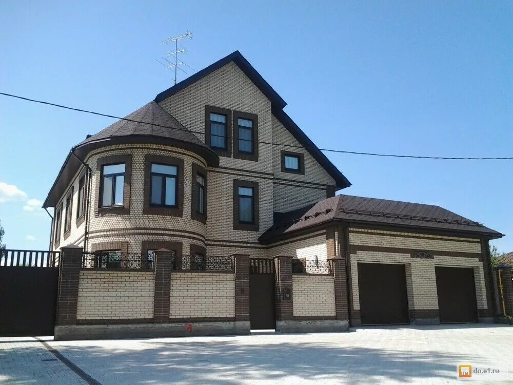 Отделка дома в казани. Отделка фасадов деревянных домов. Отделка дома в казани. Гранд лайн я фасад крымский сланец. Двухэтажный дом из желтого и коричневого кирпича.