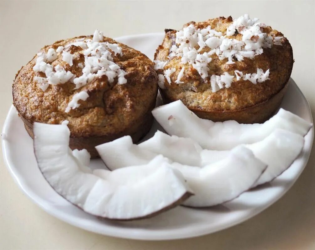 Маффины с кокосовой стружкой. Кокосовое пирожное. Маффины с кокосовой стружкой. Маффины с кокосом. Кекс с кокосовой стружкой.