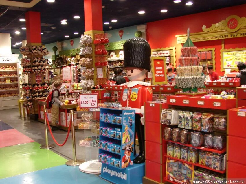 Hamleys london. Хамлес магазин игрушек Лондон. Хемлис магазин игрушек в Лондоне. Hamleys магазин игрушек в Лондоне. Хамлис детский магазин игрушек Англия.