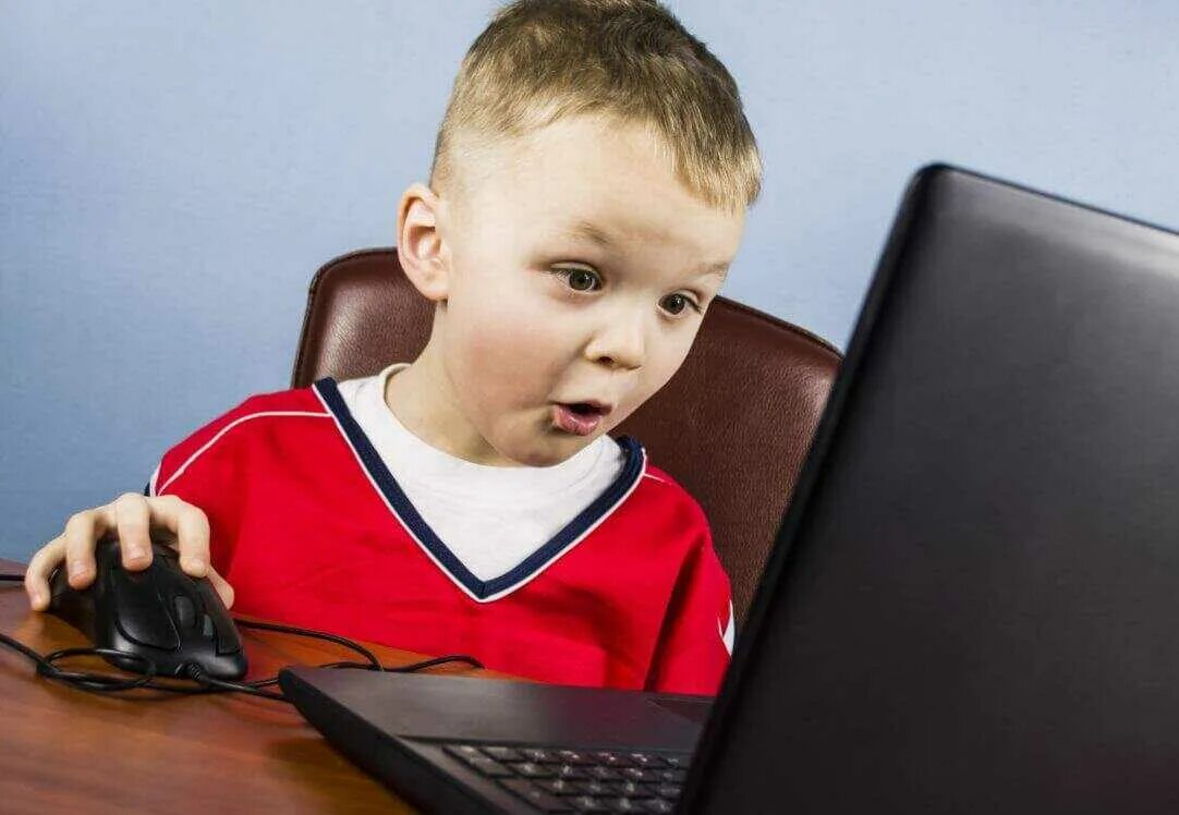 Компьютер для детей. Компьютерная зависимость. Ребенок зависимый от компьютера. Компьютерная зависимость у детей.