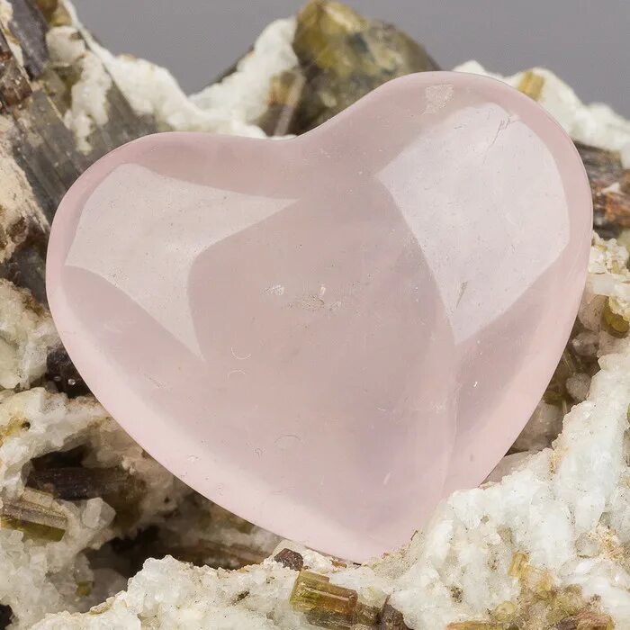 Розовый кварц для чего. Розовый кварц камень. Кварц (розовый) (kvarz-22). САМОЦВЕТ розовый кварц. Мадагаскарский кварц.