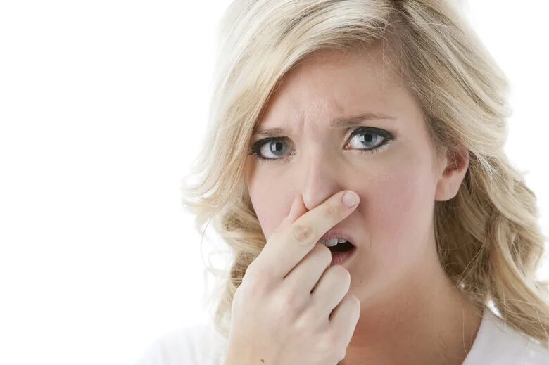 Менее неприятный. Женщина закрывает нос. Резкий запах. Фото женщины которая держит нос. Неприятный запах.