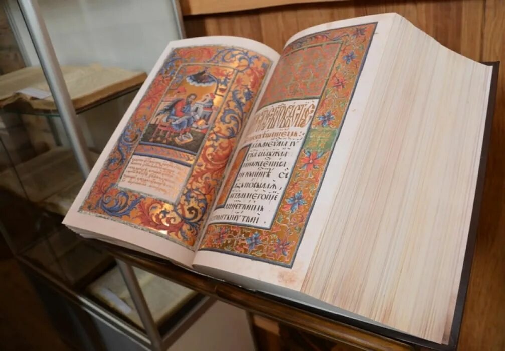 Поделки ко дню православной книги. Напрестольное евангелие софийского собора. Церковная книга 11. Православные книги фото. Церковные книги xi века.