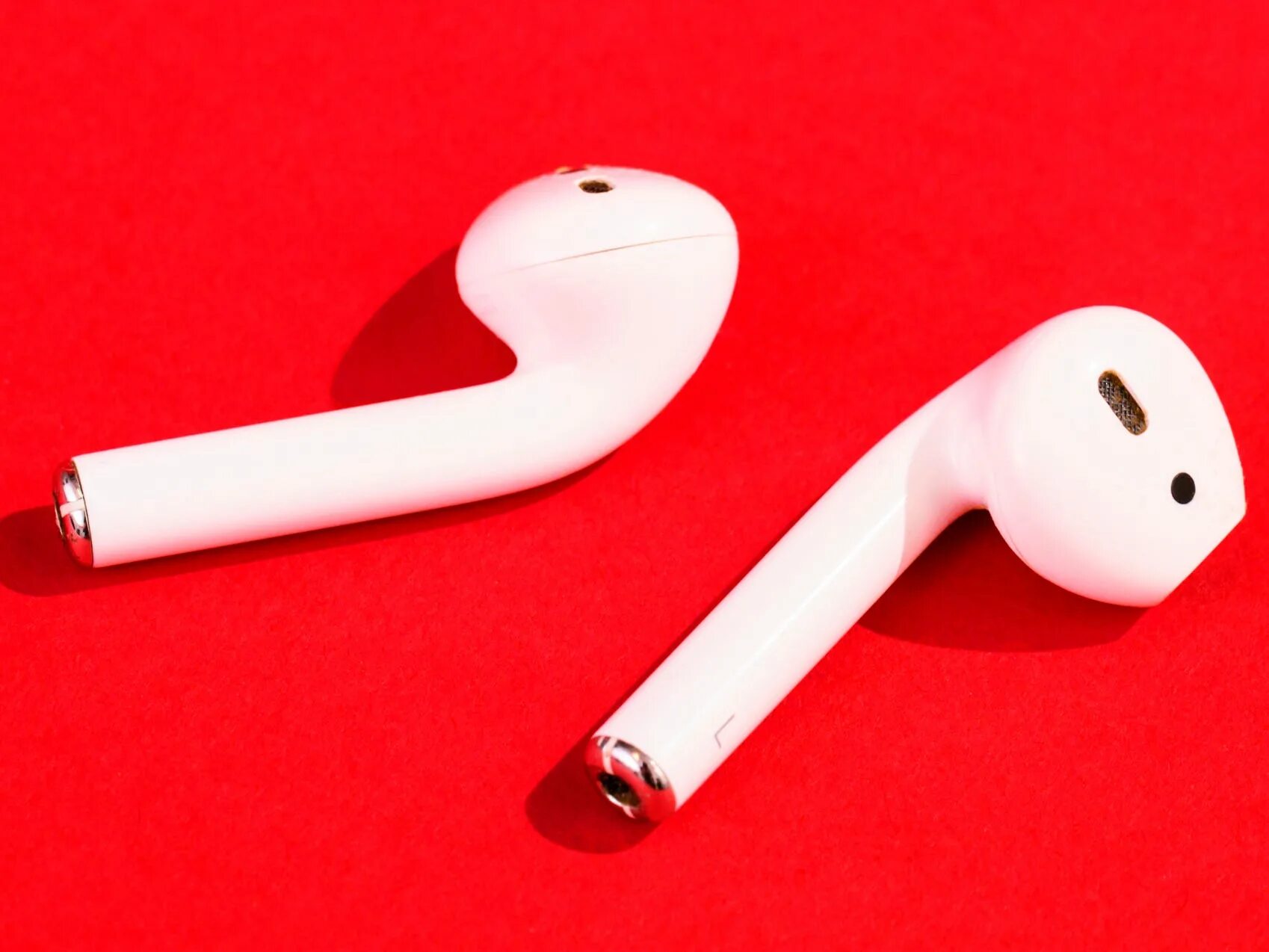 Apple AIRPODS. AIRPODS 2. AIRPODS 2 реклама. AIRPODS красные.