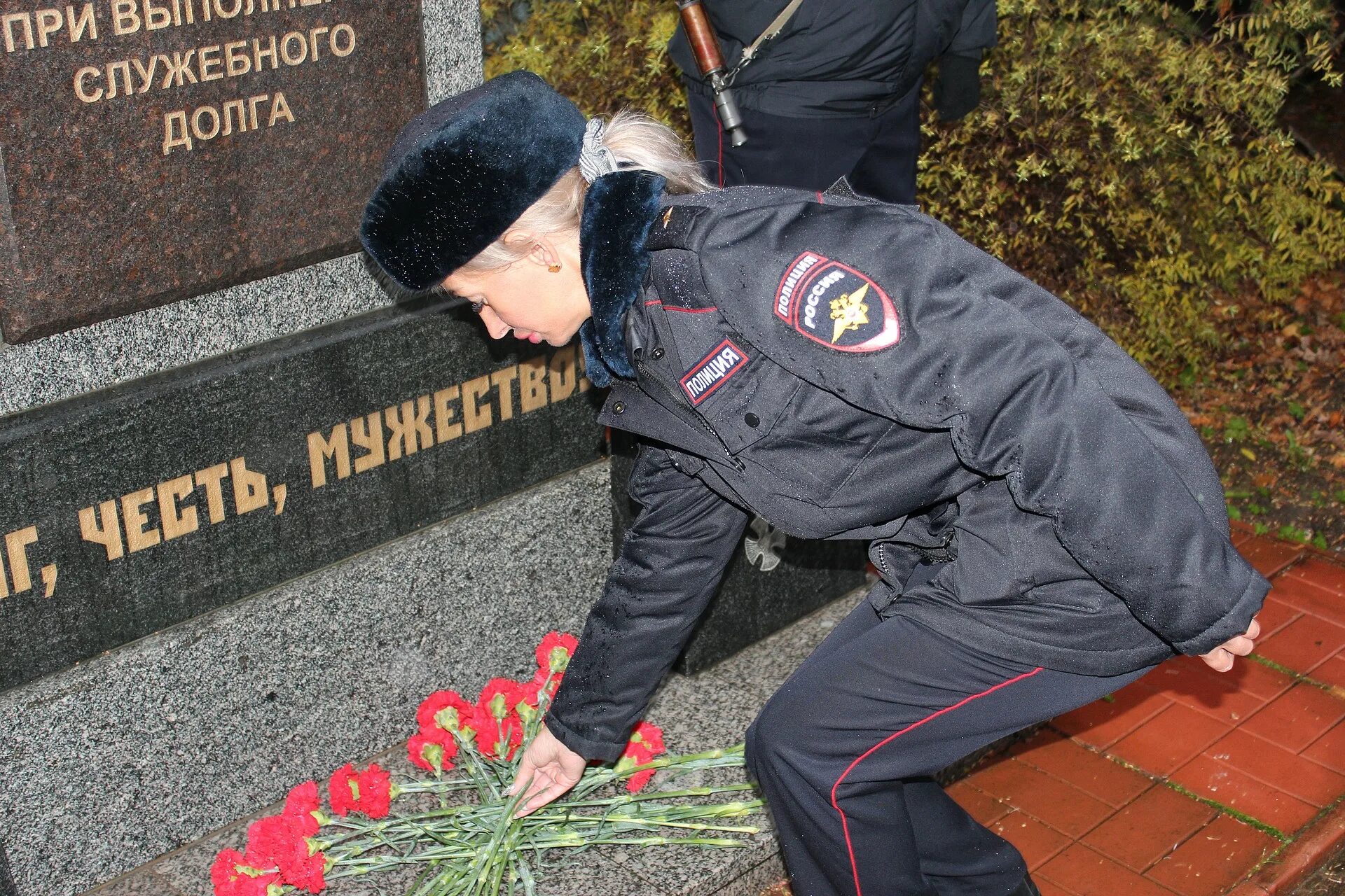 День памяти сотрудников погибших при выполнении служебных. День памяти сотрудников ОВД. Памяти погибших героев. Дети сотрудников погибших при исполнении. Фото 8 ноября день памяти погибшим сотрудникам ОВД.