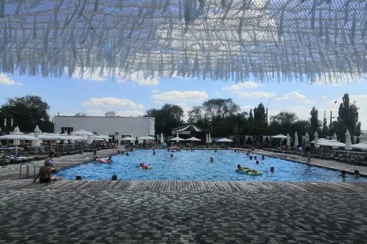 Бассейн луганск. Место выхода воды из бассейна.
