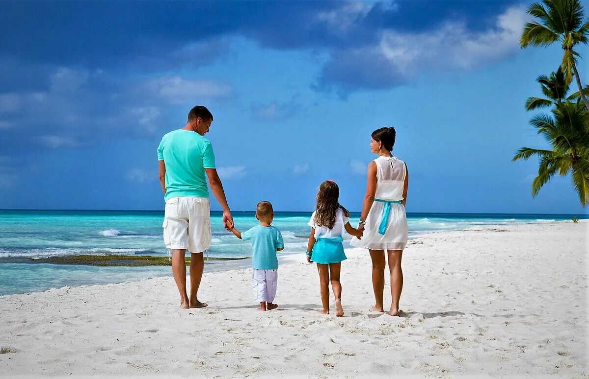 Семья на море. Счастливая семья на море. Путешествие с семьей. Семья отдыхает на море. Мама на курорте рассказ