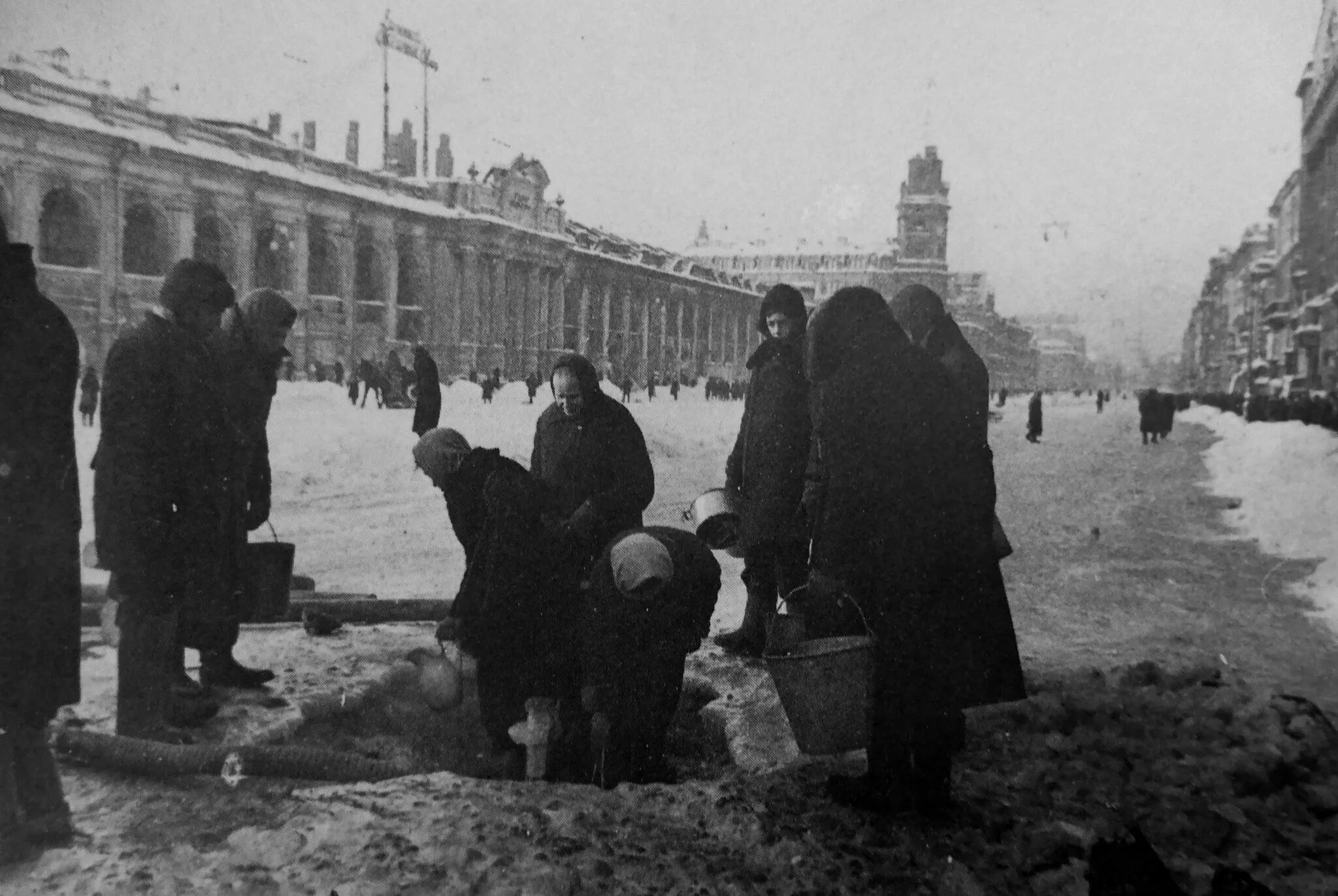 Фотографии блокады. Дворы блокадного Ленинграда. Блокадный Ленинград Гостиный двор.