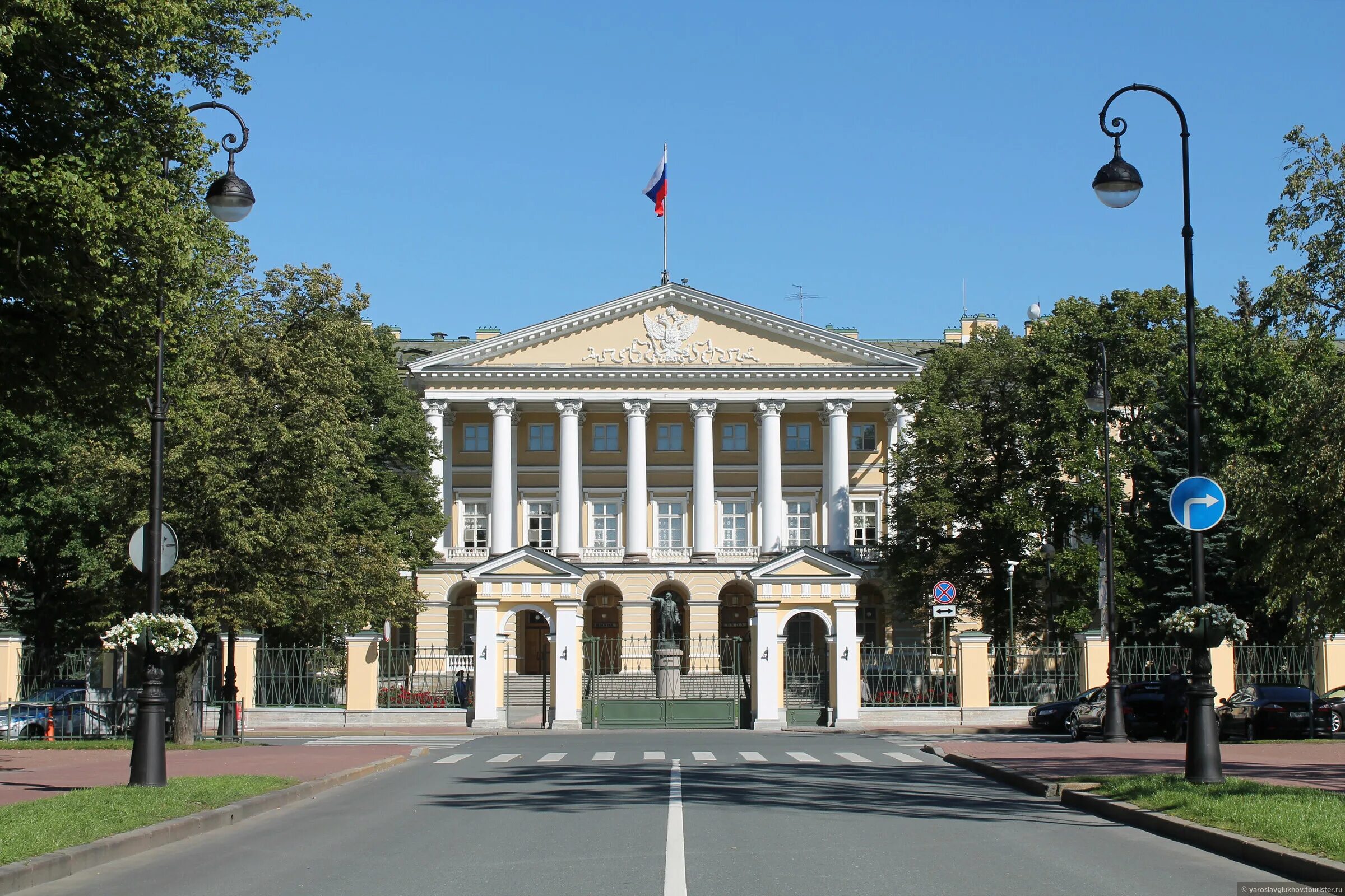 Смольный сайт музея. Смольный институт благородных девиц в санкт-петербурге. смольный институт кваренги. здание смольного института благородных девиц. джакомо кваренги. смольный институт в санкт-петербурге..