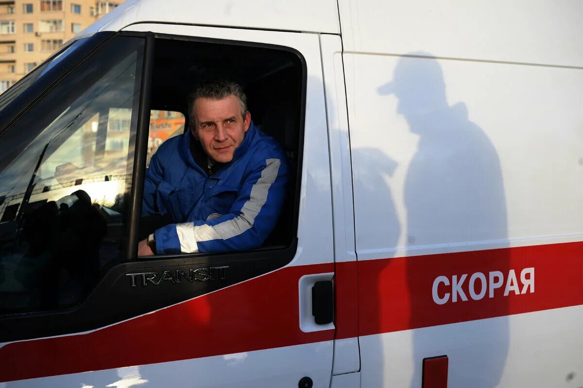Водитель скорой помощи. Работа на скорой помощи водителем. Водитель скорой новосибирск. Водитель скорой новосибирск. Карета скорой помощи газель.