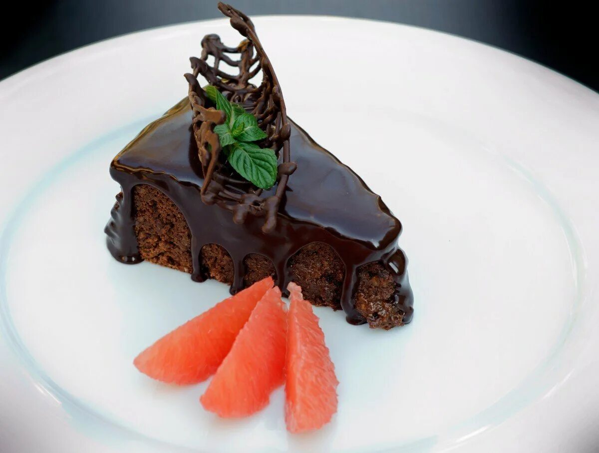 Пирожное в шоколаде. Шоколадные пирожные. Шоколадная бомба десерт. Шоколадное пирожное подача. Крутые Десерты из шоколада.