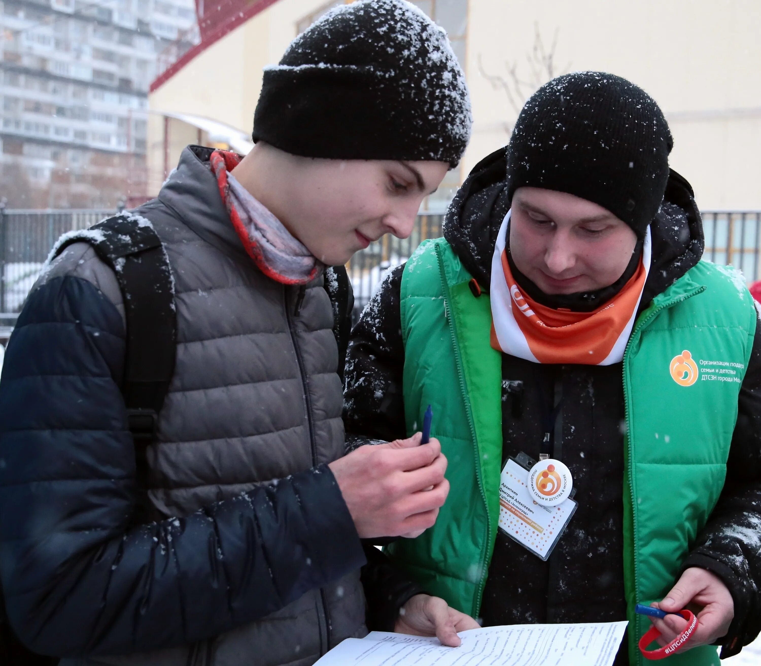 Ул волонтер. Волонтеры Зеленоград. Акция на улице. Зеленоград люди. Социальный опрос на улице.