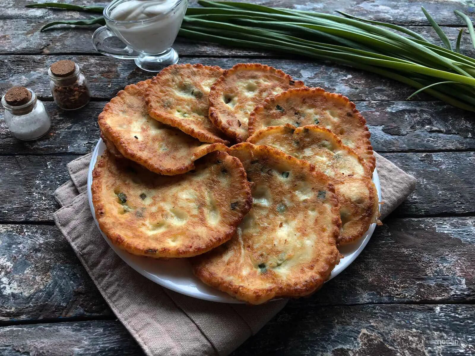 Лепешка со сметаной 6 букв. Лепешка с сыром. Лепешки на сметане. Мчади с сыром. Сметанная лепешка с сыром.