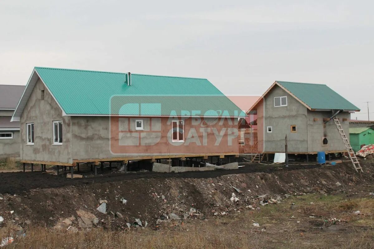 Баня из арболита на винтовых сваях. Дом баня из арболита. Баня на винтовых сваях из пеноблоков. Баня из арболита на сваях. Газоблоки на сваях