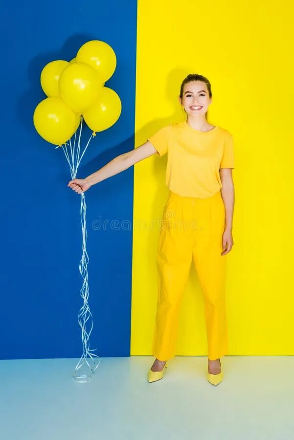 Женский пук. Футболки женские желтые с воздушными шарами. Футболки женские желтые с воздушными шарами и космонавтом. Адидас фотомодели желтые на синем фоне.