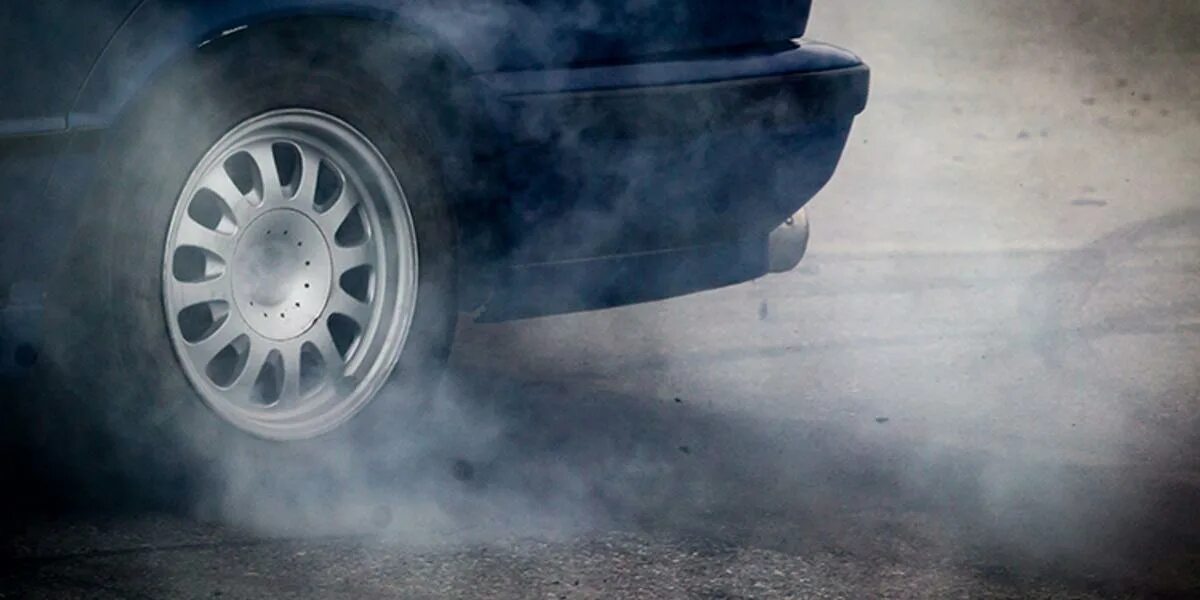 Из под колес идущего. Пыль из под колес. Дымящееся колесо. Из под колес идущего. Колесо в дрифте.