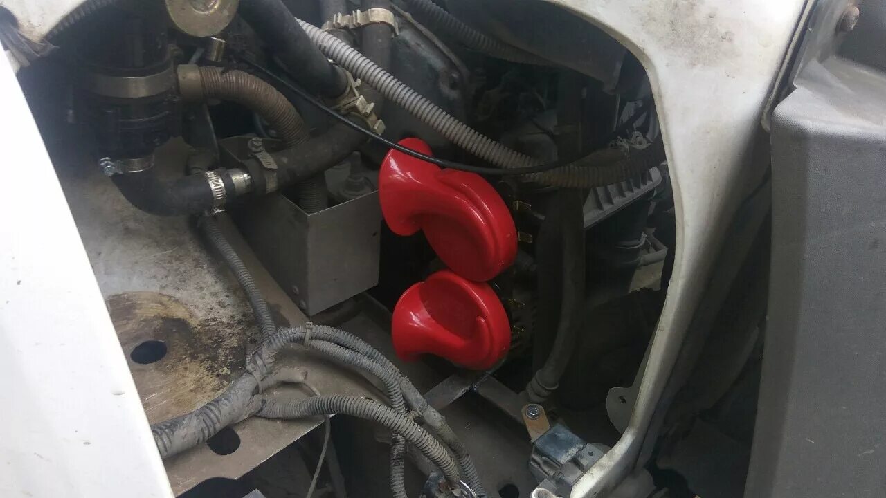 Сигнал форд фокус 2 рестайлинг. Разъём звукового сигнала форд фокус 2. Звуковой сигнал форд фокус 2. Замена сигнала форд фокус 2. Сигнал форд фокус 2 дорестайлинг.