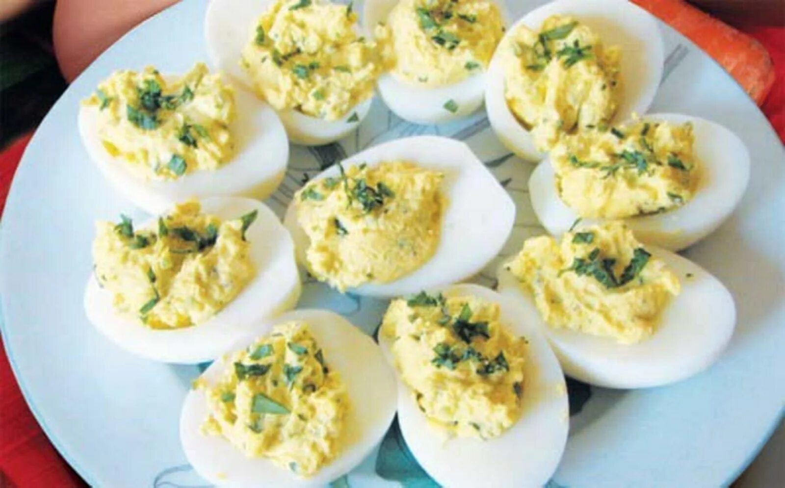 Фаршированные яйца с сыром. Фаршированные яйца с сыром и чесноком. Фаршированные яйца с чесноком. Закуски из яиц и сыра.