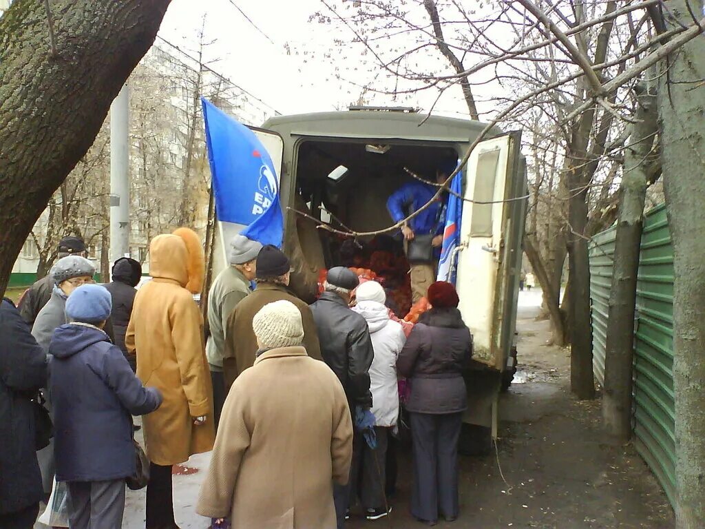 Очередь демотиватор. Мфц на ямашева. Там очередь. Там очередь. Airport security 2021.