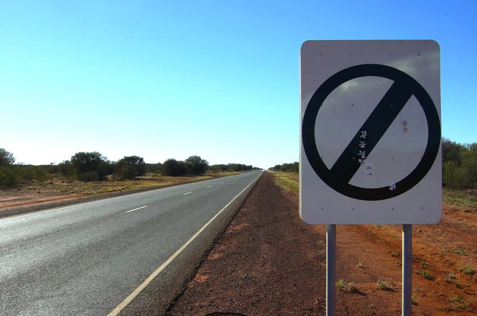 Road limit. Знак автобана без ограничений. Скоростные ограничения в Австралии. Ограничения на дорогах. Знак отмены ограничений на дороге.