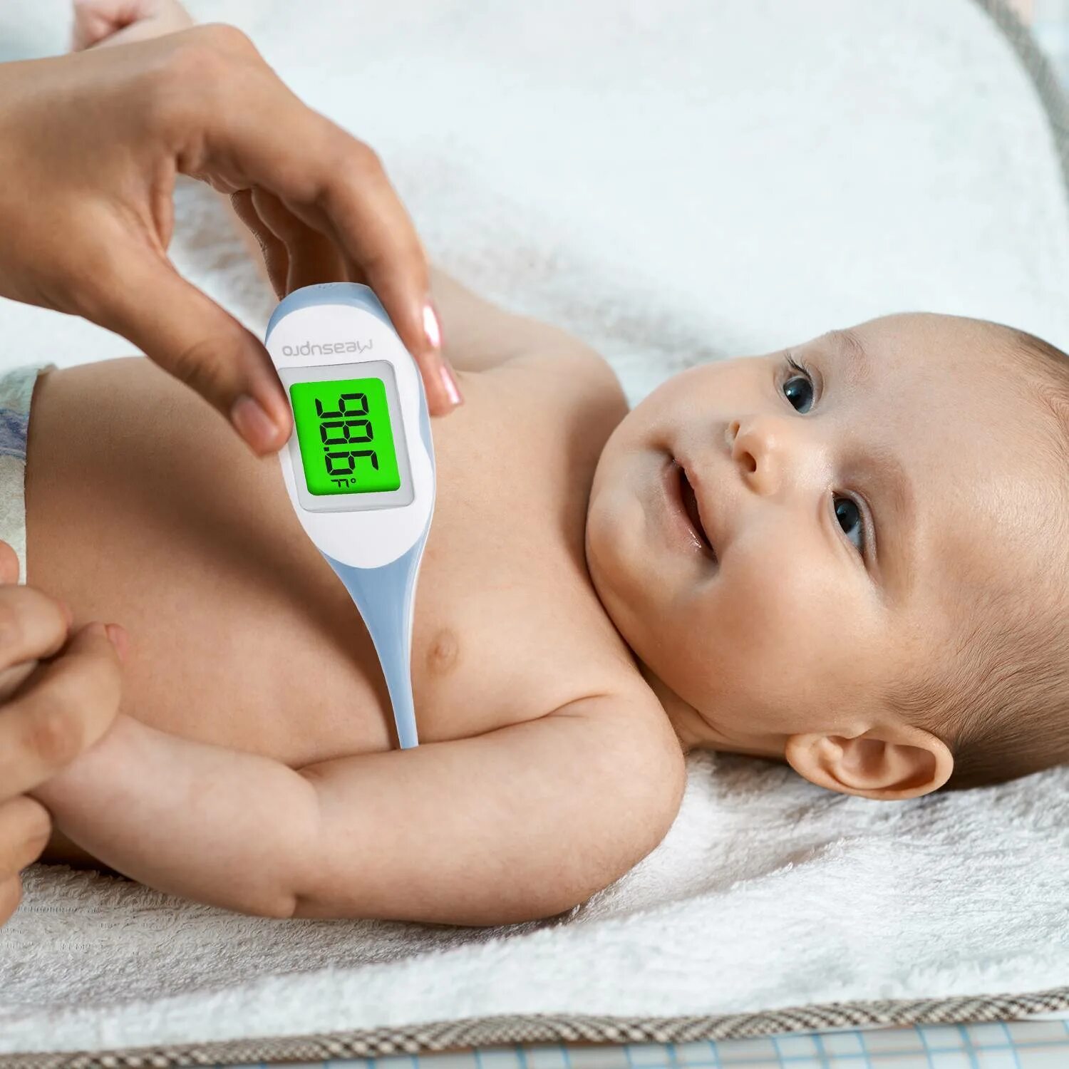 Цифровой градусник меряет температуру тела. Ребенок с градусником. Термометр для тела новорожденного. Электронный термометр для новорожденных.