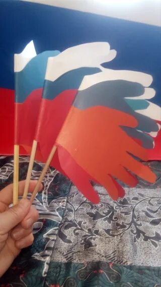 Флаг из ладошек день флага. День конституции в детском саду. Флаг из ладошек день флага. Флаг рузского городского округа. Триколор из детских ладошек.