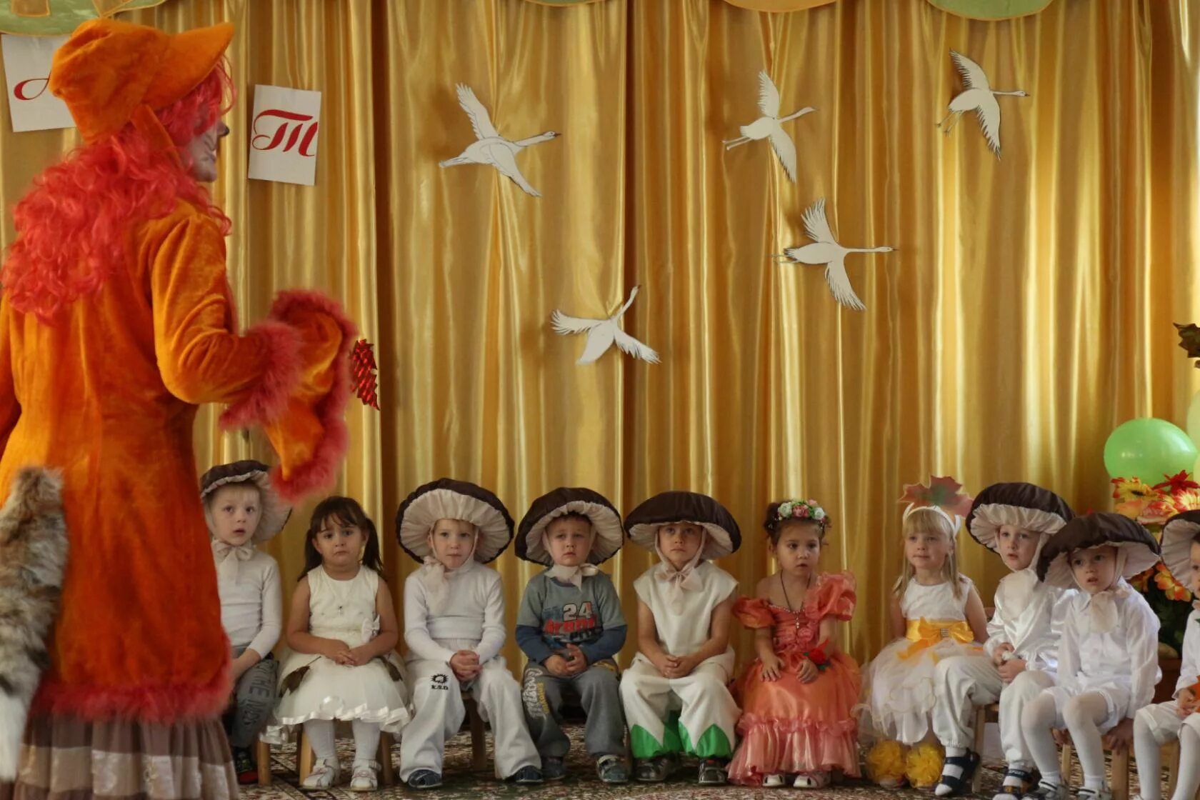 Выход лисы на утренник. Выход лисы на утренник. Лисичка в детском саду утренн к. Костюм лисы. Выход лисы на утренник.