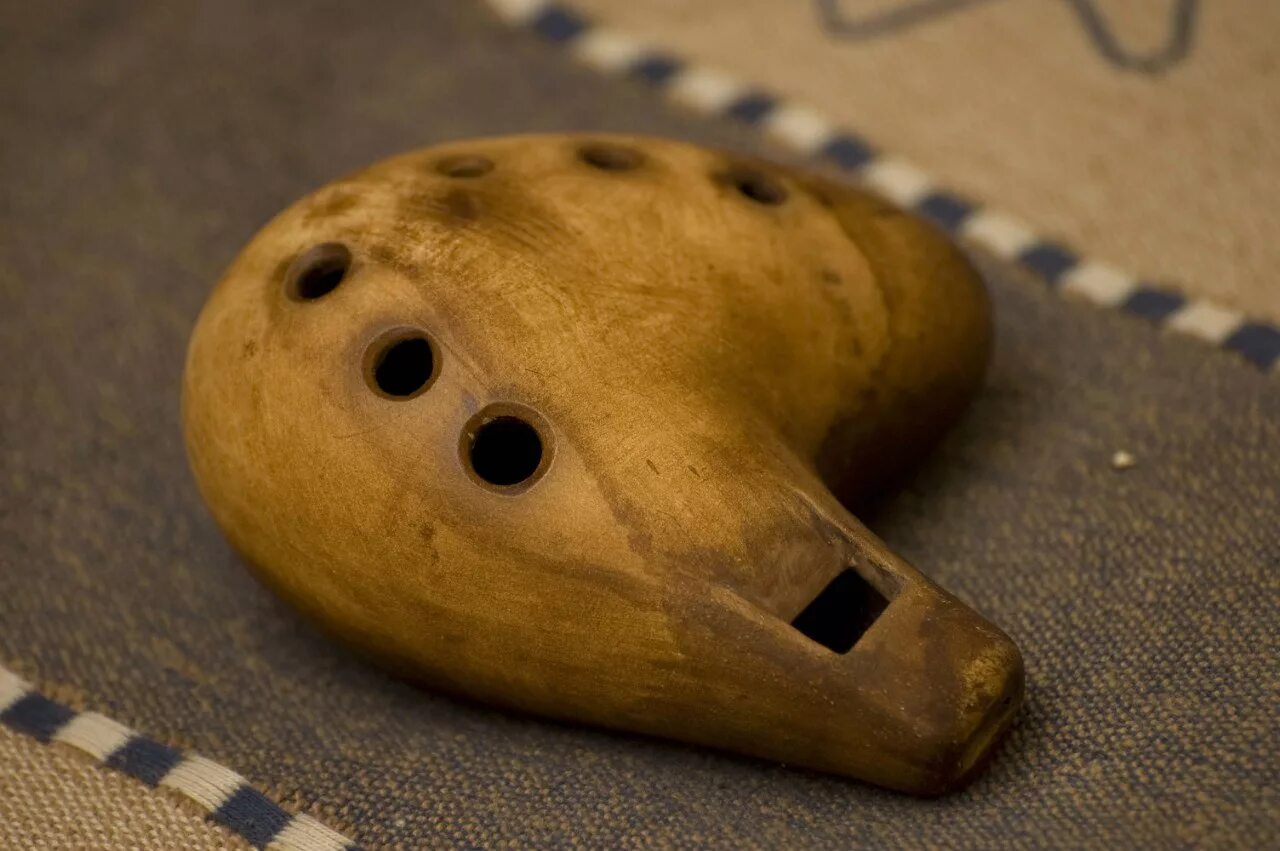 свисток из глины. свистулька картинка для детей. окарина духовой музыкальный инструмент строй. алеховщина музей оятская керамика. русская народная глиняная свистулька.