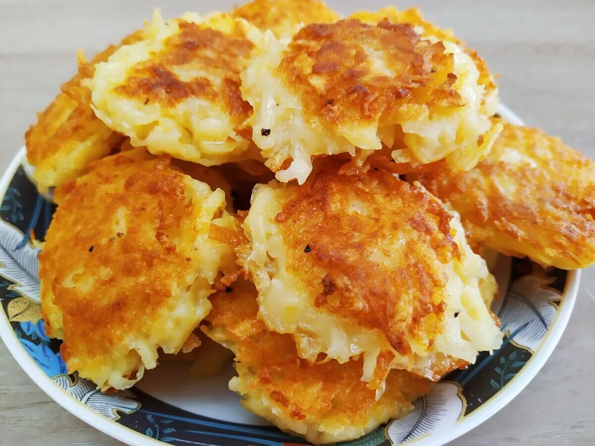 Хрустящие картофельные. Картофельный хашбраун. картофельные оладьи макдональдс. картофельные оладьи треугольные. вкусные драники картофельные хрустящие.