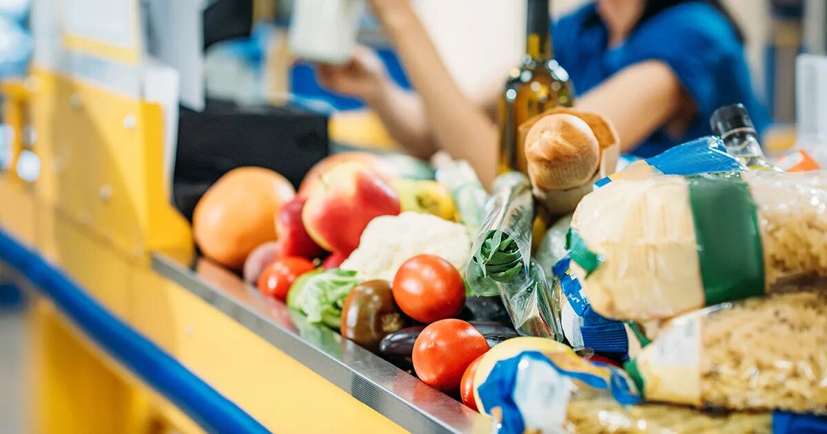 Продавец какой продукт. Розничная торговля продуктами питания. продавщица в казахстане. продовольственная безопасность и короновирус. повседневные нужды.