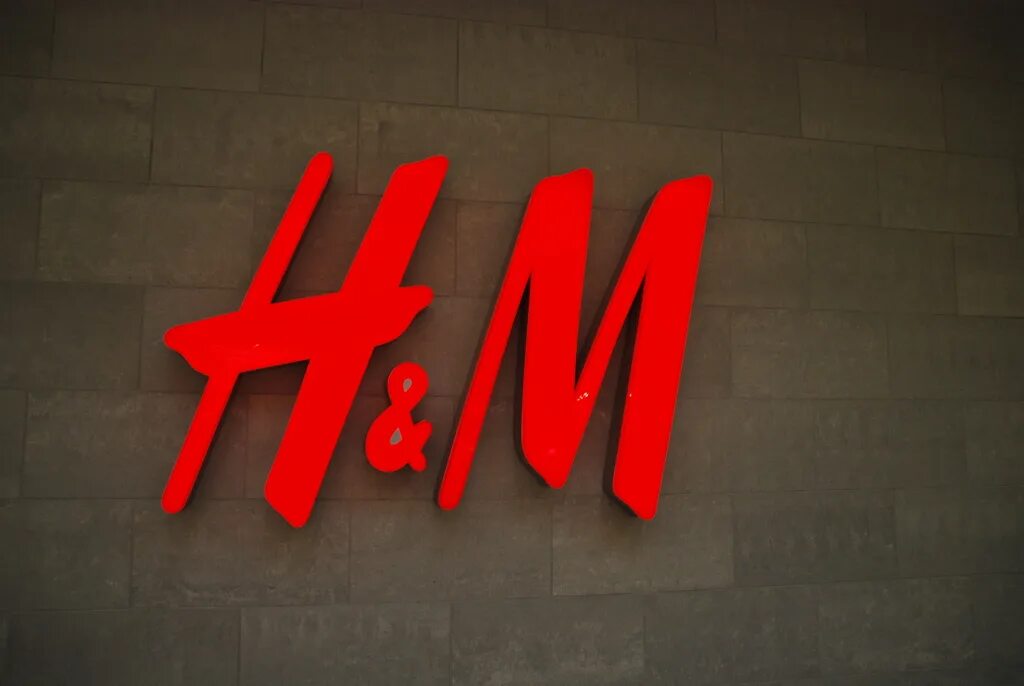 Https m com h. НМ логотип. Логотип магазина одежды h&m. Компания h m логотип. H M вывеска.