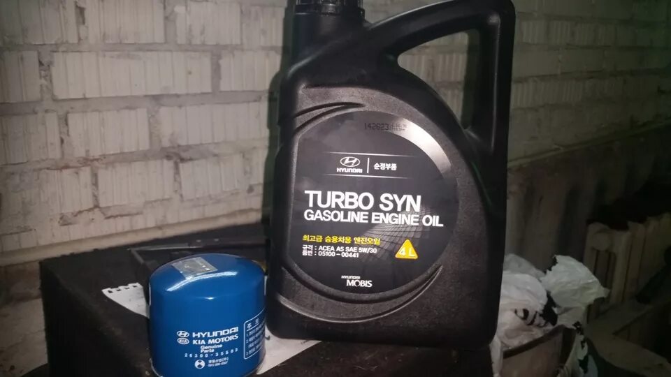 Масло хендай солярис 2012. Hyundai Turbo syn gasoline engine Oil SAE 5w-30. Оригинальное масло Хендай Солярис 1.6. Масло Hyundai черное. Turbo syn gasoline 5w-30 характеристики.