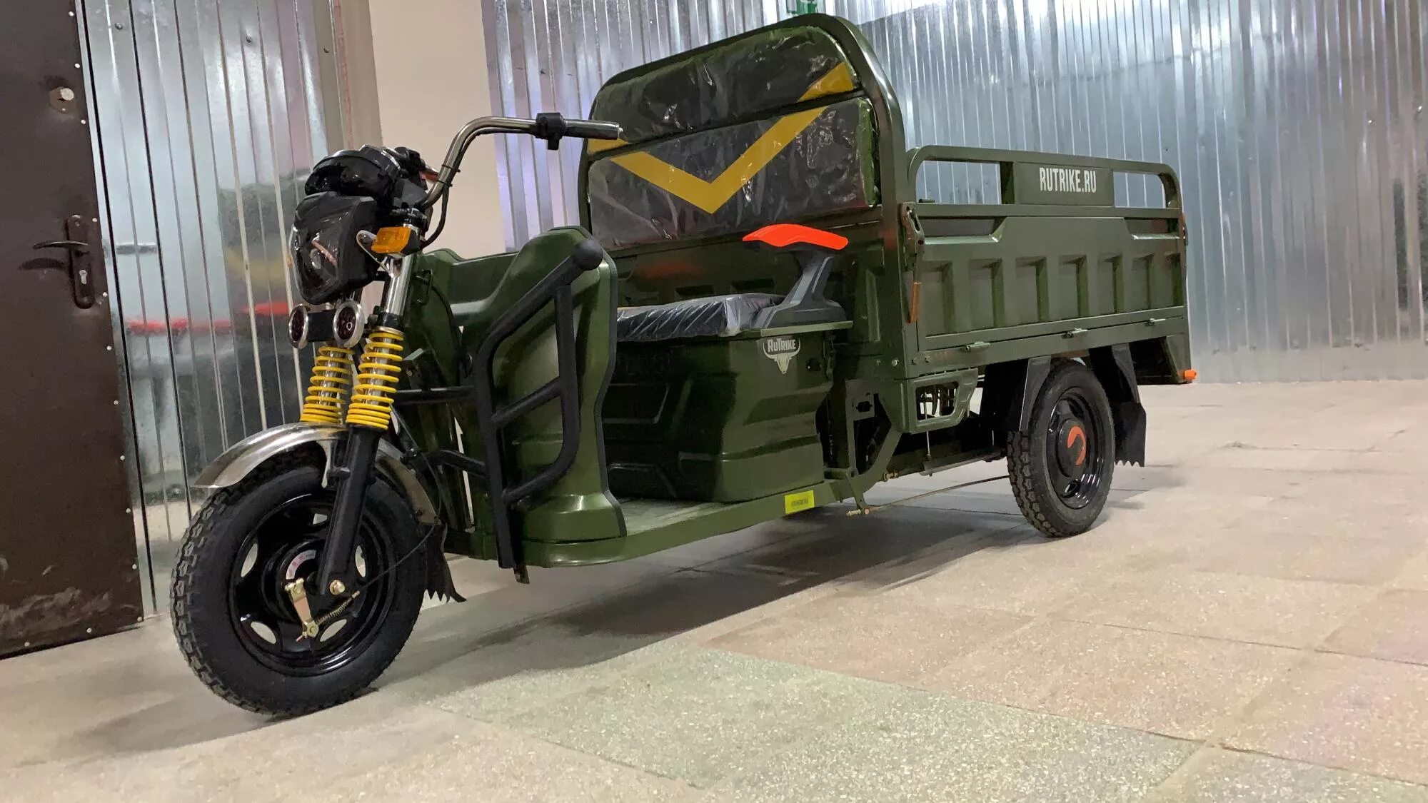 Электротрицикл rutrike. Грузовая электрическая тележка rutrike 2000. Трицикл рутрайк. Электротрицикл rutrike бумеранг. Скутер трехколесный рутрайк.