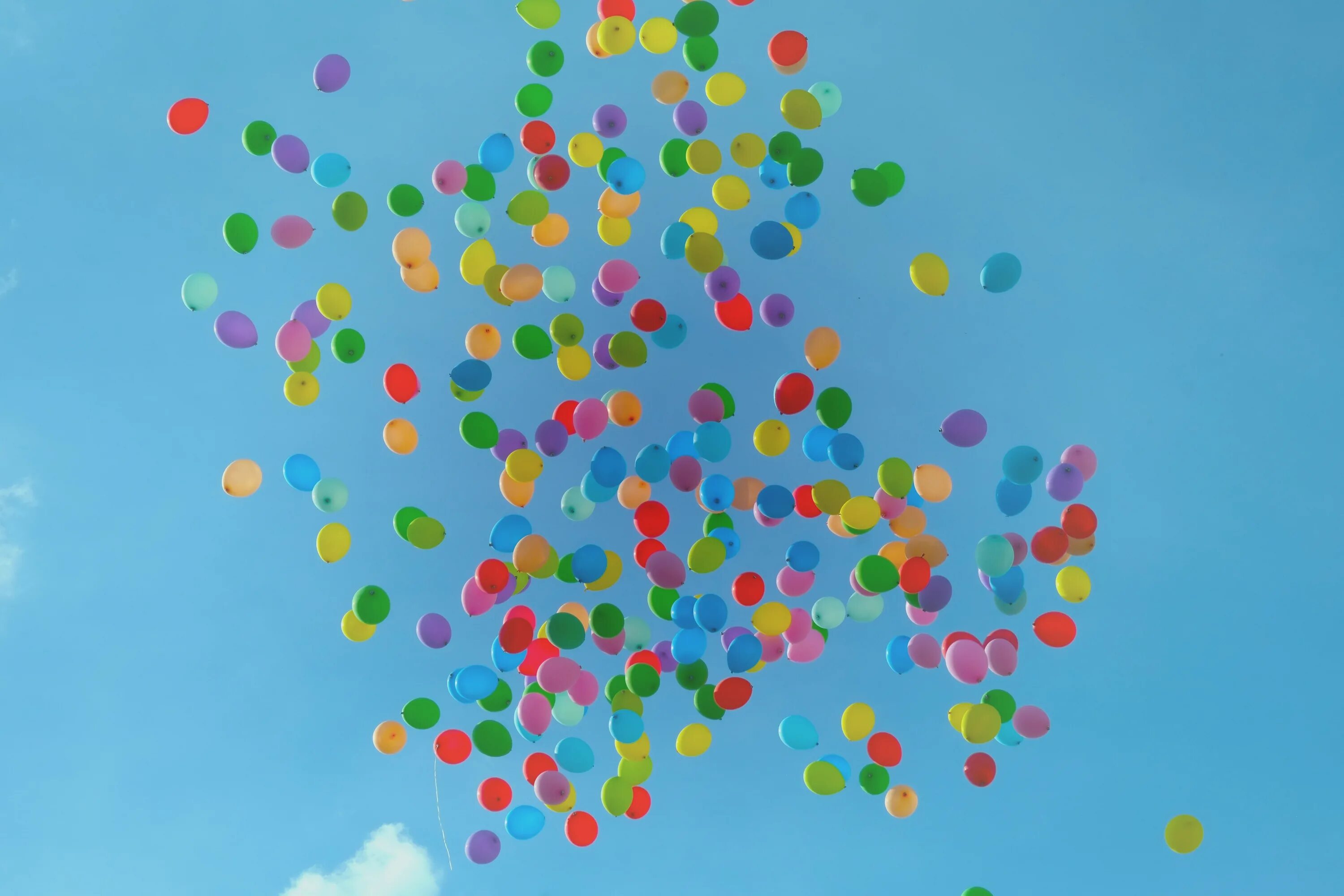 Воздушный шарик. Шарики в небе. Разноцветные воздушные шары. Разноцветные шары в небе.